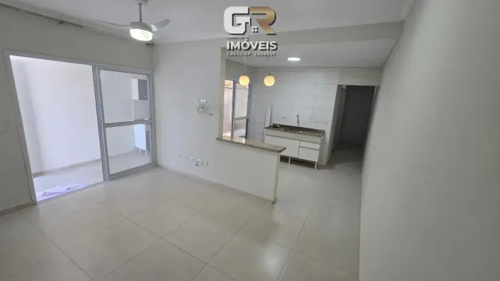 Casa térrea em condomínio | 700 mts da praia