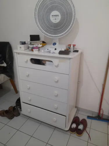 Vendo cômoda de madeira com 5 gavetas,na cor branca.
