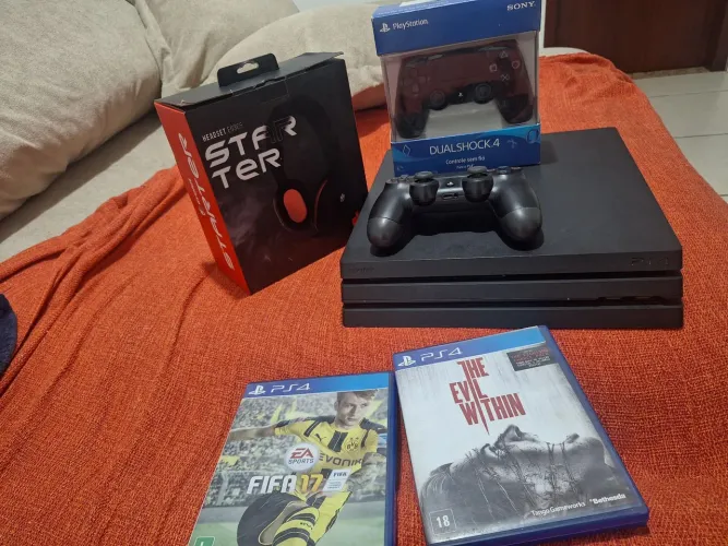 Ps4 pro 1tb com 2 controles e 2 jogos