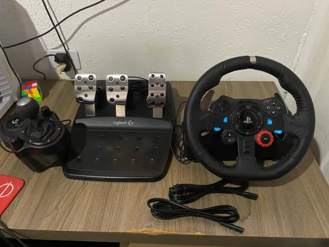 Logitech G29 com pedais e câmbio de marchas em perfeito estado com caixa.