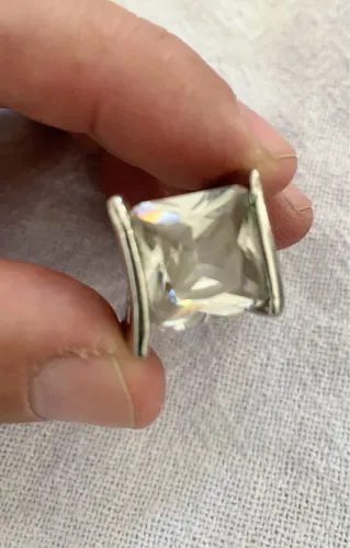 Vende-se Anel aro 18 com pedra Cristal e acabamento Prateado