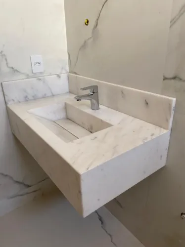 Bancadas e lavatórios em de mármore e granito. 