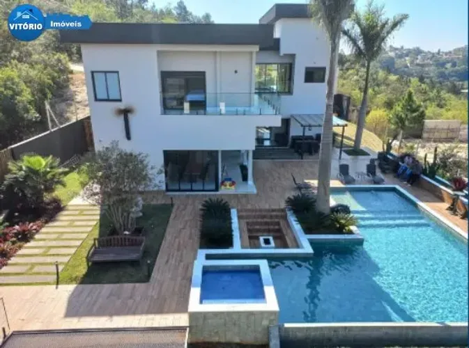 Casa em Condomínio à venda na cidade Mairinque !