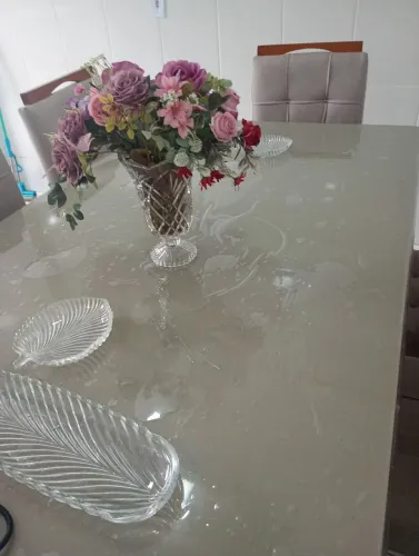 Mesa com oito cadeiras