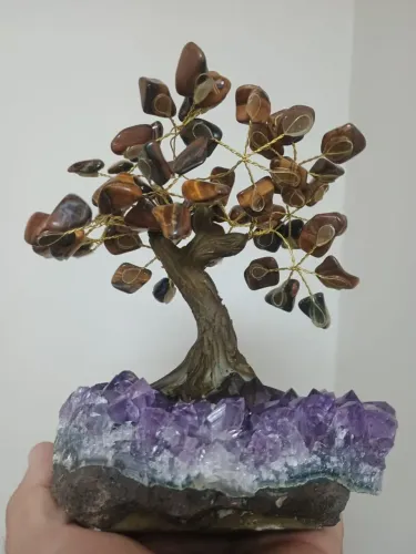 Arvore bonsai de olho de tigre na base de ametista.