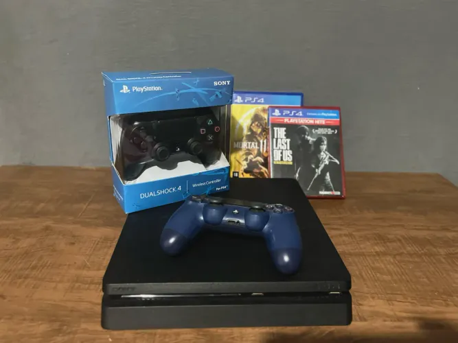 PS4 SLIM 1TB + 2 CONTROLES - ( UM DOS CONTROLES ESTA LACRADO) + 2 JOGOS COMPLETO!