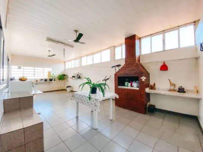 Galpão logístico 1298m² na Qi 07 de Taguatinga em terreno de 2000m² no Setor Industrial de