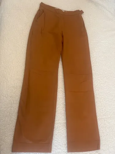 Linda calça de couro legítimo, marca MaxMara TAM P (40) cor caramelo 