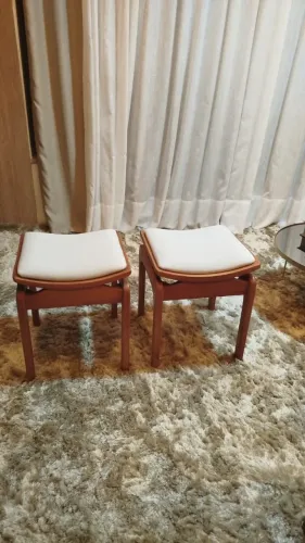 Par de Bancos/Banquetas em Madeira Maciça com Assento Estofado