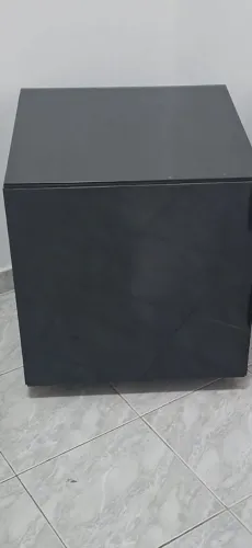 Mesa lateral laqueada preta com vidro
