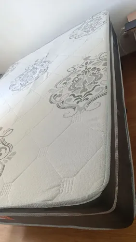 Vende-se colchão de casal