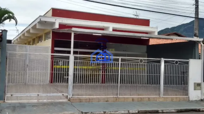 Prédio Comercial à venda no Centro de Caraguatatuba: Em Ótima Localização com Salas Versát