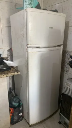 Geladeira Gelando muito precisa só de uma limpeza