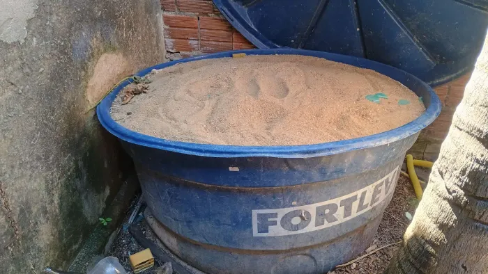 Areia e telhas *usadas*