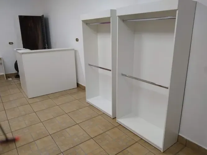 Arara para loja de roupas em MDF.