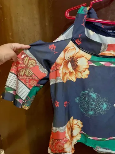 Blusa feminina estampada com detalhes em renda