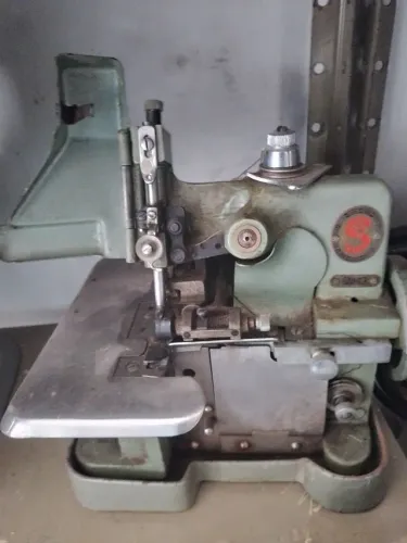 Maquina overloque singer