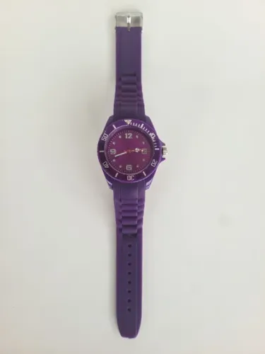 Relógio de pulso Roxo funcionando