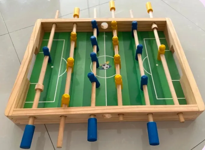 Pebolim de mesa de madeira infantil