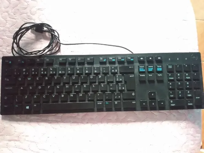 Vendo um teclado marca Dell Semi novo.
