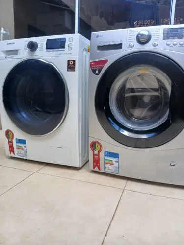 Duas máquinas de lavar roupa em ótimo estado!