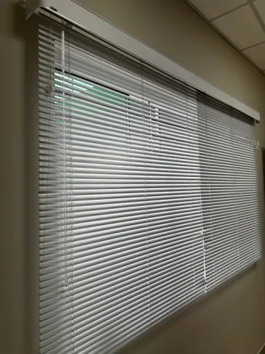 Persiana de alumínio com controle de luminosidade