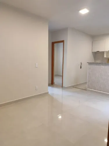 Apto c/ 2 dorm. e quintal no cond. Serra Bonita, jd. Guarujá. Todo em porcelanato.