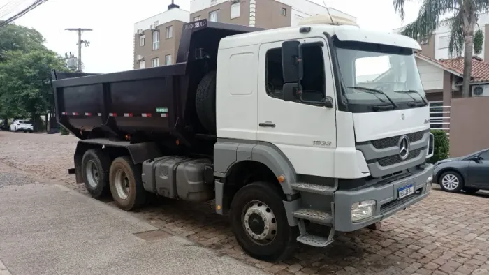 CAMINHÃO CAÇAMBA MERCEDES BENZ MB1933 2006