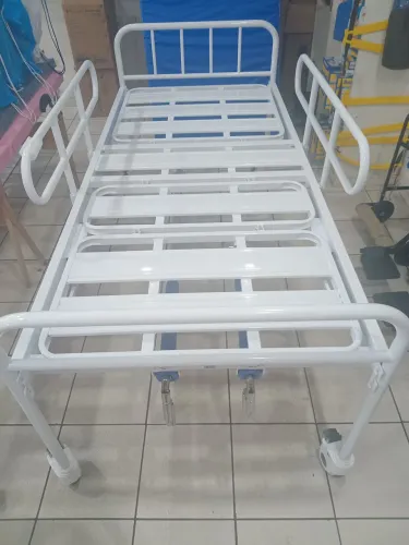 Aluguéis de cama hospitalar de dois movimentos com o colchão 