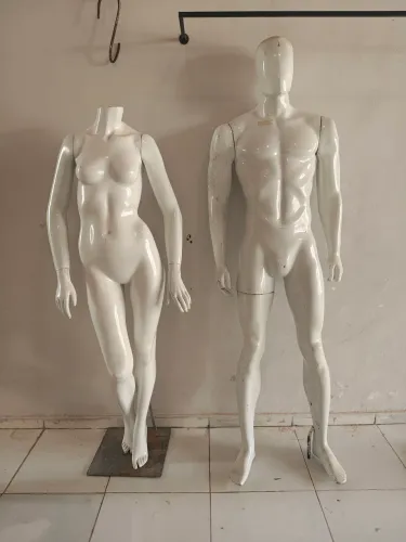 Casal de manequim para loja de roupas 