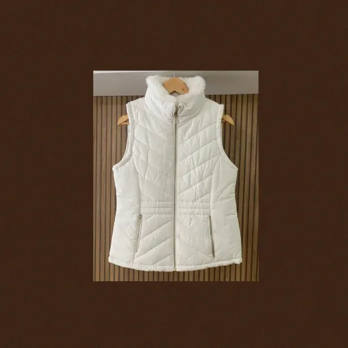 Colete acolchoado feminino branco com gola de pelúcia 