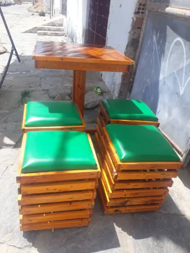 Conjunto de Mesa com banquinhos