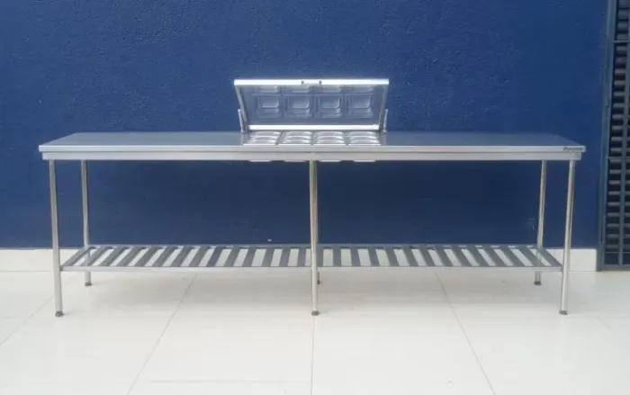 Mesa condimentadora com 12 cubas pequenas com 2.75 metros