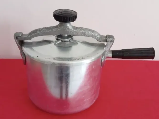 Panela de pressão Lares