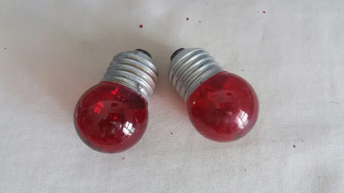 Lâmpadas incandescentes bolinha vermelhas.