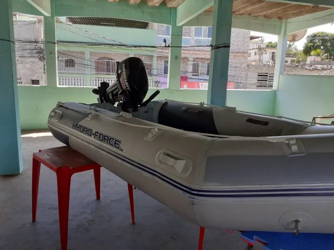 Bote inflável HydroForce com motor Mercury 15 HP novo