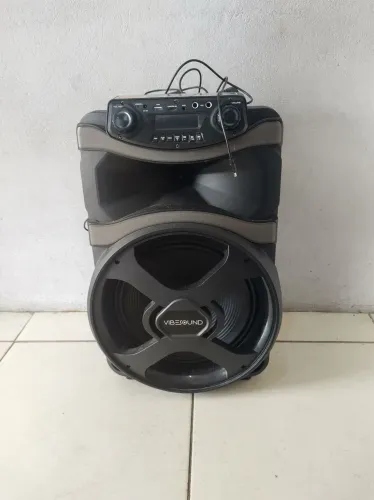 Caixa de som bluetooth usada