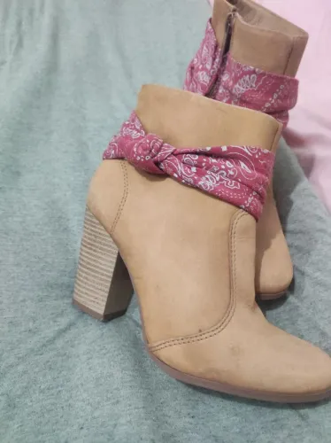 Bota feminina bege com detalhe em bandana