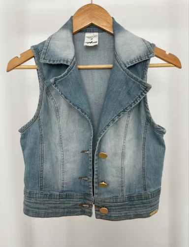 Colete jeans feminino M botões dourados da Jeans.com