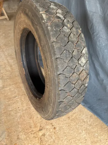 Pneu aro 17.5 215/75 