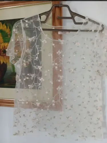 Blusa transparente com bordado e pérolas - tamanho P