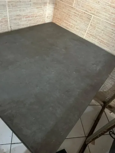 Mesa de ardósia  com pés  de mansaraduba 