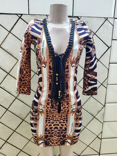 Vestido Estiloso Carmen Steffens com Detalhes Exclusivos