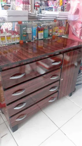 Cômoda em madeira escura com gavetas