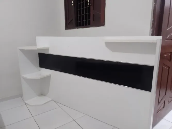 CABECEIRA DE CAMA MODERNA COM PRATELEIRA. VALOR: 200,00