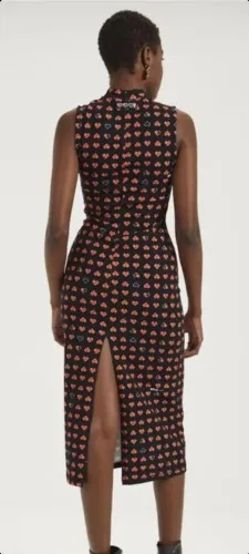 Vestido COLCCI  tubinho slim preto com estampa de corações
