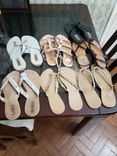 Sandálias femininas diversas, 30,00 cada.