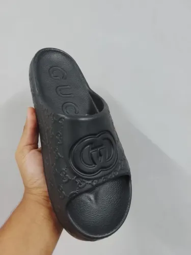 Chinelo nuvem Gucci 