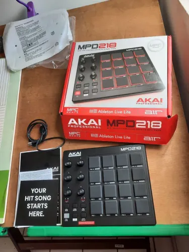 Akai MPD218 - Controlador MIDI para Produção Musical