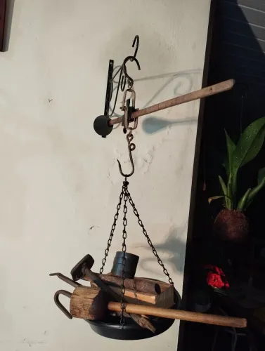 Balança decorativa rústica com prato pvc
